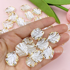 Cuentas de imitación de concha marina con borde dorado, de resina plástica perlada, accesorio para el cabello de boda, piezas para manualidades y fabricación de joyas DIY - Product Image 1