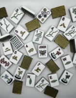 Fichas de Mahjong Americanas de Acrílico Premium con Patrones Grabados de Flores, Dragones, Viento y Joker, Juego de Mahjong Personalizado OEM ODM