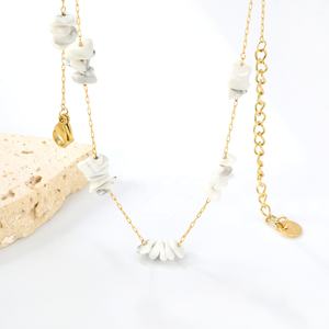 Collar de cuentas de joyería fina para mujer personalizado, collar de piedras preciosas naturales irregulares turquesas blancas estilo bohemio - Product Image 2