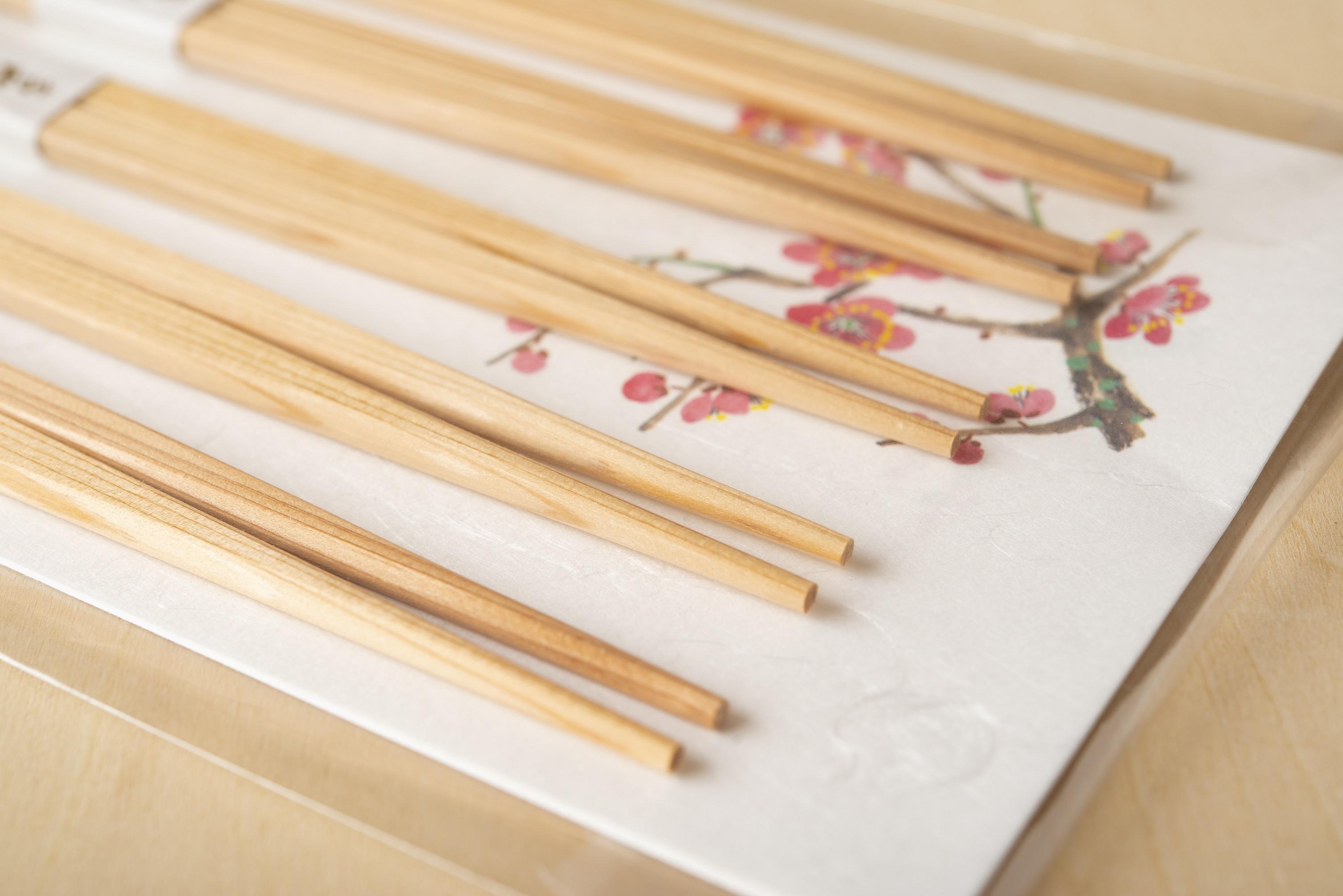 ตะเกียบนาระฮิโนกิและเสื่อโอโมเทนาชิ