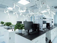 Table de laboratoire scientifique personnalisable avec hotte, banc de travail résistant aux produits chimiques pour l'intégration de mobilier de laboratoires industriels