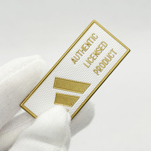 Distintivi Personalizzati in Pelle Microfibra PU <span class=keywords><strong>Argento</strong></span> <span class=keywords><strong>con</strong></span> Logo 3D, Nuovo Design, Patch in TPU <span class=keywords><strong>con</strong></span> Finitura Opaca Dorata per Cappelli - Product Image 1