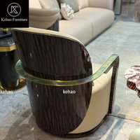 Fauteuil d'appoint luxueux rembourré en placage de bois de burl foncé avec garniture métallique dorée, chaise longue individuelle pour salon de villa