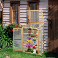 Serre de jardin moderne et écologique avec structure en bois et système de chauffage pour la culture des plantes en toutes saisons