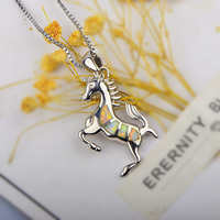Pendentif délicat en forme de cheval western - Cuivre plaqué argent, opale blanche, chaîne de pull, chaîne à maillons, tendance pour un look superposé féminin