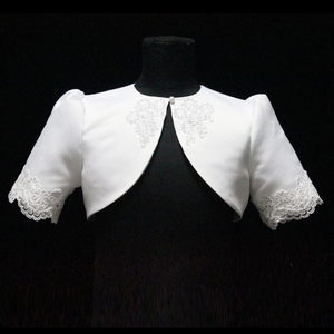 D1329A Gilet de robe de mariée pour fille à manches courtes, orné de broderies en tissu satiné blanc, avec châle - Product Image 3