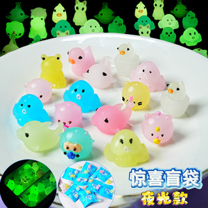 Bolsa sorpresa con mini figuras de animales que brillan en la oscuridad, juguetes luminosos de dibujos animados, aleatorios, unisex, para jóvenes de 15 a 35 años - Product Image 1