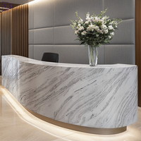 Comptoir de réception de clinique dentaire incurvé en Corian marbré moderne sur mesure avec éclairage LED pour hôtels et banques