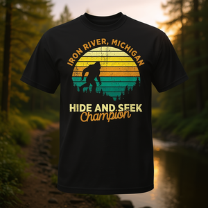 T-shirt souvenir rétro Iron River Michigan pour Big Foot - Product Image 3