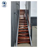 Escalier intérieur Optima à poutre centrale, escalier à poutre simple avec garde-corps en câble et poteaux de fixation en surface