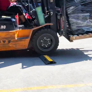 Protecteur de câble en caoutchouc haute visibilité 1000x260x70mm à 1 canal, durable, pour zones industrielles et câblage extérieur - Product Image 6