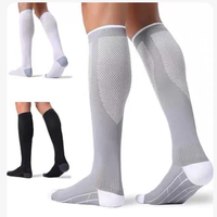 Chaussettes de compression de haute qualité pour jeunes, idéales pour le sport et la course à pied, avec matériau respirant et écologique, logo personnalisable sur le bord.