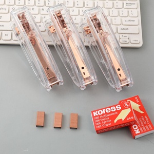 2023 Offre Spéciale papeterie or <span class=keywords><strong>Rose</strong></span> <span class=keywords><strong>agrafeuse</strong></span> cadeau <span class=keywords><strong>agrafeuse</strong></span> en plastique à la mode transparente de haute qualité - Product Image 2