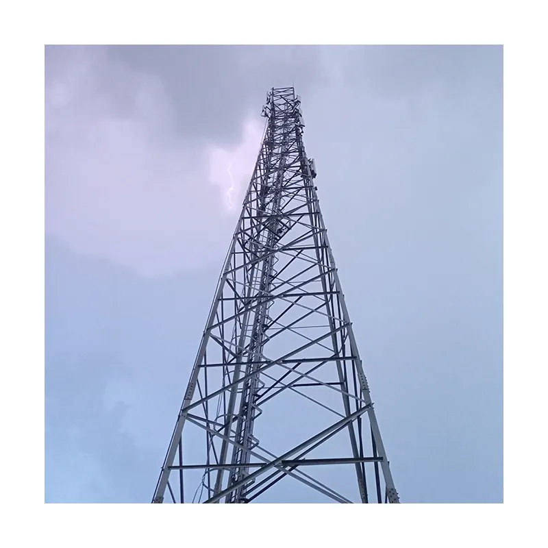 Struktur menara sudut baja listrik terbuat dari jalur transmisi baja distribusi daya listrik tegangan tinggi atau rendah
