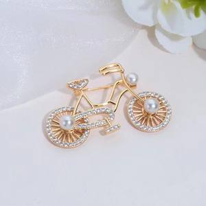 Broche de Bicicleta Giratorio de Diseño Floral de Moda, con Incrustaciones de Piedras Exquisitas y Perlas de Agua Dulce de Alta Calidad - Product Image 2