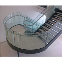 Escalier droit en bois américain avec marches étroites et garde-corps en verre