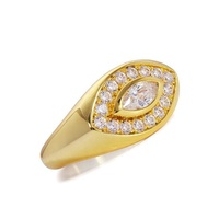 Bague signet Gemnel classique en laiton plaqué or avec pierres blanches en oxyde de zirconium pavé et motif œil maléfique