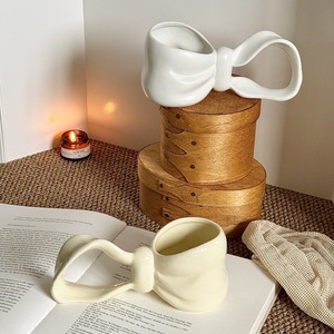 Vente en gros de tasses à café en céramique avec anse longue, design nœud - Product Image 5