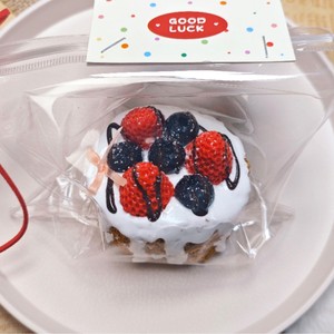 Juguete Antiestrés de Silicona de Grado Alimenticio con Forma de Pastel de Cumpleaños de Cereza, Textura Súper Suave - Product Image 2