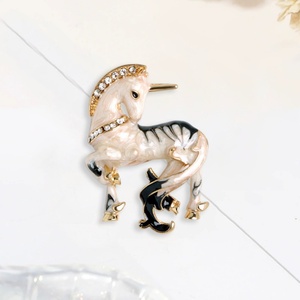 Broche de Unicórnio Retrô Elegante Banhado a Ouro com Esmalte e Cristal - Acessório de Moda Infantil em Desenho Animado para Casamento/Festa/Presente - Product Image 4