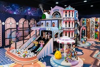 Equipo de juegos interior comercial directo de fábrica: Torre de escalada con tobogán triple, piscina de bolas y paredes de escalada para niños, estilo Pastel Space Steampunk