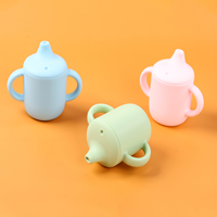 Gobelet à bec verseur en silicone flexible non toxique avec couvercle intégré, ouverture en forme de bec de canard et poignées doubles symétriques, idéal pour les repas