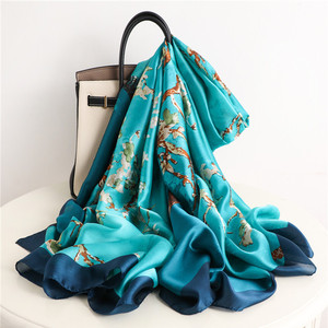 Sciarpa di Seta Floreale Stampata da Donna, Sciarpe e Coprispalle da Spiaggia Estivi di Lusso Firmati, Sciarpe di Seta a Quadri da Donna - Product Image 2