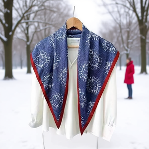 Sciarpa triangolare multifunzionale 135x60 cm con motivo a fiocco di neve, accessorio caldo per l'inverno - Product Image 2