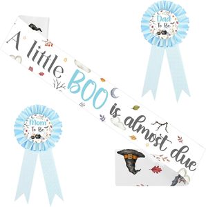 Décorations de fête prénatale d'Halloween : Écharpe « Un petit Boo est bientôt là » bleue, kit de corsages « Future maman et papa » avec citrouille, fantôme et chauve-souris - Product Image 1
