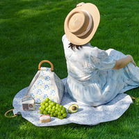 Tapis de pique-nique floral pliable 2-en-1 réutilisable, sac de transport, couverture de plage ronde en coton imperméable, coussin épais anti-humidité avec poignée en bois