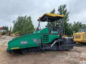 Pavimentadora de Asfalto sobre Orugas VÖGELE SUPER 1800-2L Verde con Cabina Amarilla, Maquinaria para Construcción de Carreteras - Product Image 4
