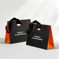 Sacs cadeaux en papier écologiques faits à la main avec poignées découpées et logo pour l'emballage artisanal et de luxe
