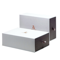Boîte cadeau rigide en carton blanc avec logo personnalisé, couvercle et base rigides, finition mate, gaufrage, cadre photo