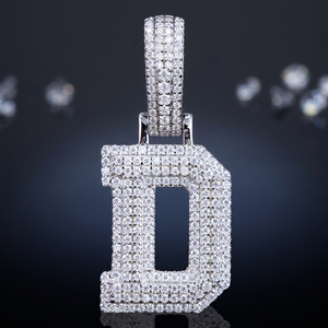 Colgante de Lujo con Letra D y Piedras de Moissanita, Chapado en Oro Blanco y Rodio, Engaste Micro Pavé y de Garra, Charm Unisex para Fiesta - Product Image 4