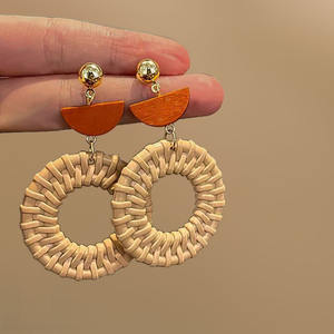 Venta al por mayor <span class=keywords><strong>Bohomia</strong></span> señoras hechas a mano ratán hierba tejido pendientes ganchillo natural ratán tejido paja geometría ovalada aro pendientes - Product Image 3