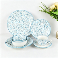 Vente en gros d'usine : Services de table en porcelaine à motif floral bleu imprimé par tampographie, comprenant assiettes, bols, tasses et soucoupes en céramique