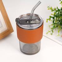 Grosir Logo Kustom Pabrik Baru 450 Ml 14 Oz Botol Cangkir Kopi Kaca Bentuk Bambu dengan Sedotan dan Lengan Pelindung
