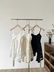 Camisole amincissante tendance et polyvalente avec empiècements en dentelle, design féminin - Product Image 4