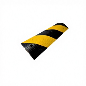 Ralentisseur routier robuste en TPR – Dispositif de calmarisation du trafic noir et jaune haute visibilité, mobile, homologué 15-25 mph pour parkings et routes - Product Image 2