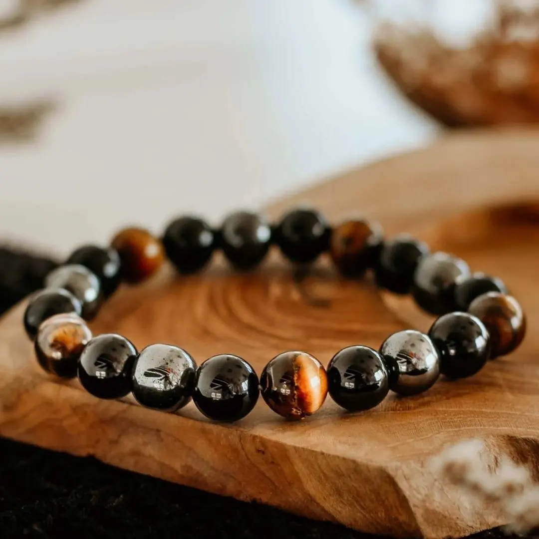 Le bracelet Fengshui apporte un œil de tigre porte-bonheur, l'hématite d'obsidienne noire apporte de la puissance équilibre et le bracelet Triple Protection