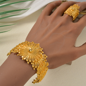 Conjunto de pulseras y anillo de oro delicado, ligero, antideslustre, con diseño floral, estilo filigrana, brazalete abierto, juvenil y pulido para mujer. - Product Image 2