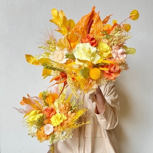 Bouquet a Ventaglio di Rose Vere Conservate Giallo-Arancio 'Secret Garden' - Dimensioni Personalizzabili per Soggiorno, Camera da Letto, Sala da Pranzo, Matrimoni - Product Image 1