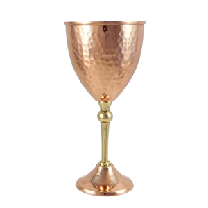 Copa de Cobre Martillada a Mano con Asa de Hueso, Diseño de Cáliz Vintage, Elegante Taza de Metal Hecha a Mano por Artesanos - Product Image 1