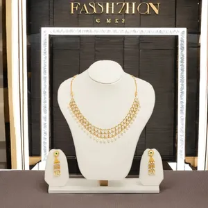 Collier en maille de perles, ensemble de bijoux traditionnels en or, ensemble de maille de perles multicouche avec des boucles d'oreilles délicates en perles blanches - Product Image 3