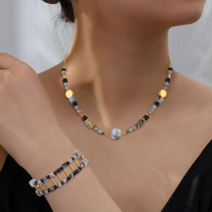 Collier de perles en pierre naturelle à la mode réglable pour femmes avec éléments de conception géométrique plaqués or pour tenues décontractées festives - Product Image 2