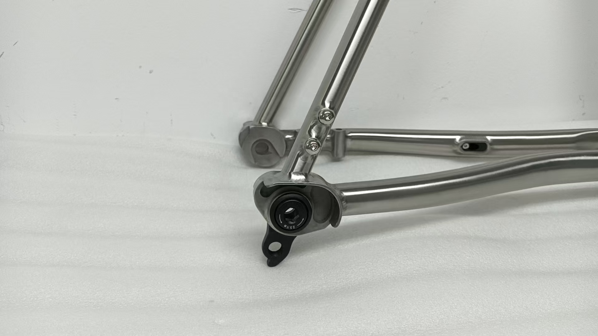 Waltly 700C Titanium Gravel Bike Frame with Full Internal Cable