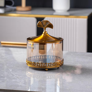 Boîte à bonbons dorée européenne légère de luxe en verre transparent pour la décoration de bonbons aux noix Boîte à bonbons en verre doré avec couvercle en métal - Product Image 3