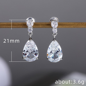 Orecchini a Perno con Zirconi a Goccia per Donne, Gioielli Eleganti e di Tendenza - Product Image 5