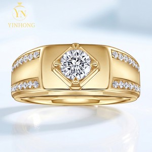 Anillo de Hombre con Moissanita Redonda Chapado en Oro de 14K, Banda de Cuatro Puntas con Piedras Laterales para Boda o Compromiso - Product Image 2