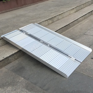 Rampe pliante manuelle en aluminium pour personnes âgées et handicapées, facile à utiliser pour l'extérieur et les soins à domicile - Product Image 1